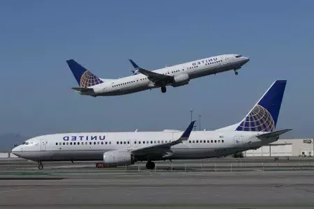 Planes arrive and depart from SFO